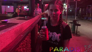 Жопастую Настю на отдыхе прут в ротик и кормят кончей