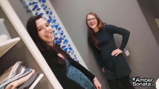 Две лесбухи сосут парню в туалете