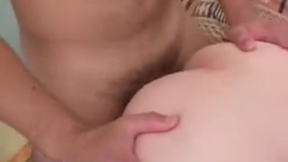 Взрослая мадама умудрилась соблазнить своих друзей