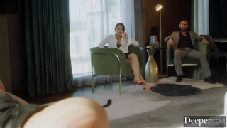 Куколд наблюдает как кобели шпилят толпой красивую жену