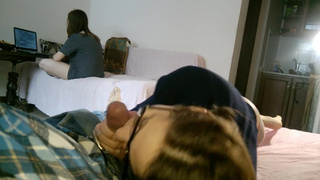 Сучка в больших очках страстно берет на клык