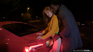 Черномазый пердолит рыжую русскую малышку своей дубиной