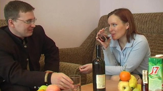 Обворожительная ночная бабочка бухает и разводит на перепихон паренька