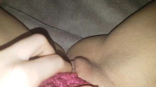 Ласкает пизду пальцами вечером