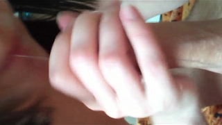 Брюнетка уединилась в спальне и сделала приятный отсос своему мужчине