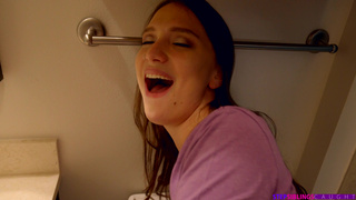 Сводный брат застал сестру без трусиков на унитазе и чпокнул ее