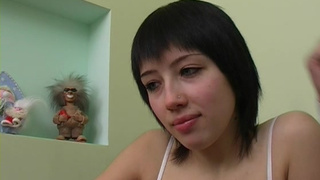 Юная пьяная студентка из МГУ отсасывает конец незнакомца