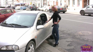 Мужик трахает большим членом русскую потаскуху с красивой грудью