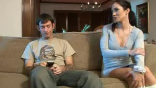 Матюрка облизывает у сыночка на кушетке