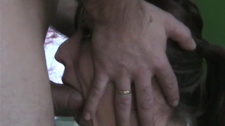 Отвлек от просмотра телепередачи и заставил вылизывать хуй