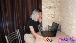 Русская белокурая красотка посасывает хуек и долбится в задницу с бойфрендом своей сестрички