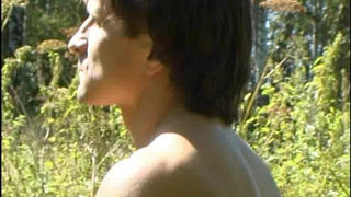 Незнакомая бабуля в лесу отдается молодому спортсмену