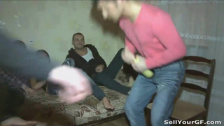 Пьяную замужнюю шлюху чпокают любовники при муже