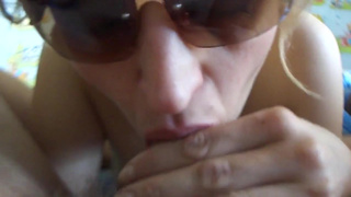 Любимая посасывает дома вкусный писюн любимого с мохнатым лобком