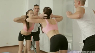 Тренер пердолит молоденькую спортсменку в спортзале