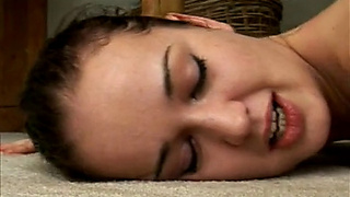 Русская юная брюнетка с волосатой пилоткой отдалась опытному самцу