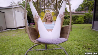 Белокурая Красотка трахается с соседом по даче и приятно кончает на кровати