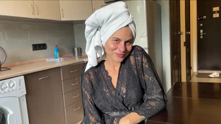 Когда муженек мылся в душе, он совсем не знал, что оставил жену с другом