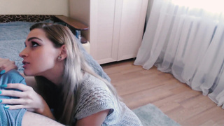 Сестра отсосала брату хуй, чтобы он не рассказывал родителям что она курит