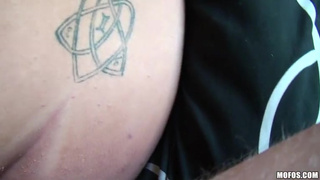 Красавица соблазнила муженька своими горячими большими дыньками