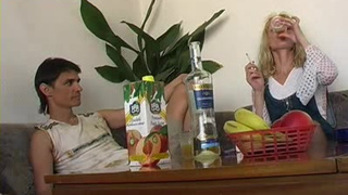 Пьяный паренек трахает худенькую телку в письку