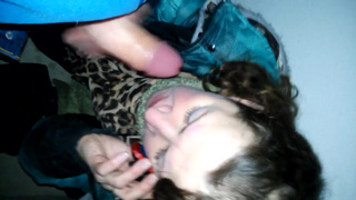 Пьяная русская баба отсасывает молодому любовнику и общается по мобильнику