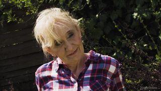 Взрослый внук дрючит бабушку на удобном кушетке