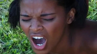 Жарит юную 18 лет негритянку с маленькими буферами в очко