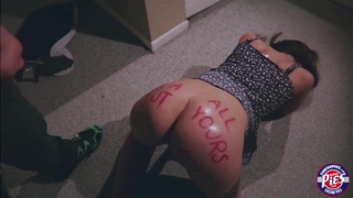 Упругая попочка брюнетки сама напрашивается на писюн