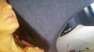 Взрослая мамка соблазняет сыночка подруги у себя дома