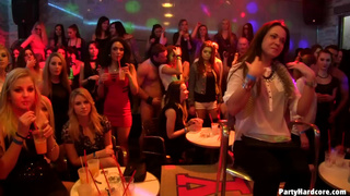 Пьяная брюнетка на вечеринке прыгает на болте черного стриптизера