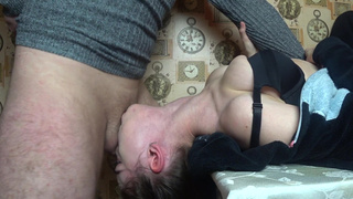 Глубокий горловой отсос от русской молоденькой девки в пижаме