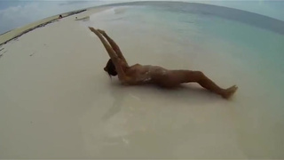 Девки на диком пляже смотреть бесплатно