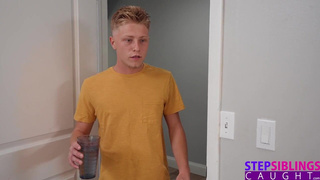 Успел её и полизать, и обкончать — и тут папа нас всё-таки спалил