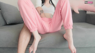 Ещё не чпокнул, а она уже сквиртит! Прелюдия далеко зашла..