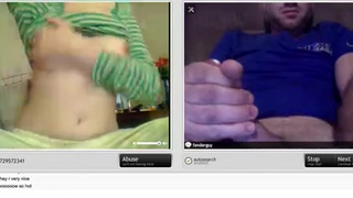 Сосед мастурбирует в видео чате на красивую девку