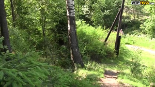 Ебарь с сучкой в лесу занимаются