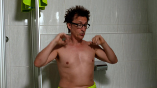 Пухлая зрелка с классными титьками оседлала стояк лысого паренька