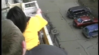 Толстяк шпилит зрелую брюнетку в колготках на балкончике