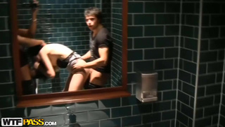 Жгучая брюнетка трахается с незнакомыми парнями в туалете