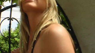 Русскую белокурую девушку на отдыхе жестоко дрючат в очко и заливают ее ротик кончей