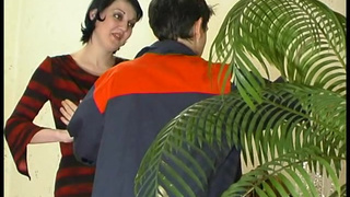 Зрелая дама трахается с молоденьким мастером