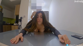 Горячо пердолит на столе сокурсницу после глубокого минета